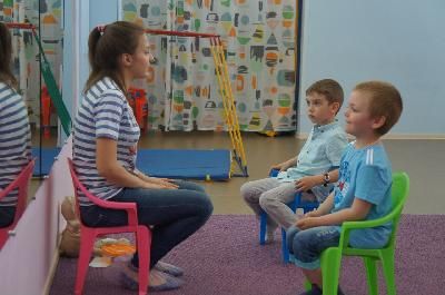 Не ждите скучных школьных уроков - приводите ребенка на занятия по английскому языку в Семейный центр МамКомпания. 
