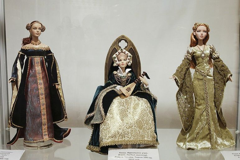 Выставка «История моды в куклах»