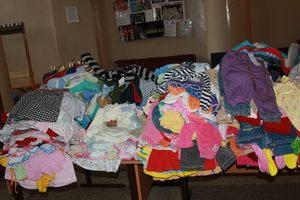 Разбор благотворительных вещей после Garage Sale