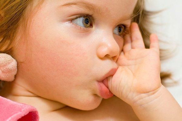 7 способов отучить малыша сосать большой палец