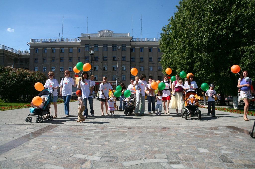 Парад Мам и детей 2009.jpg