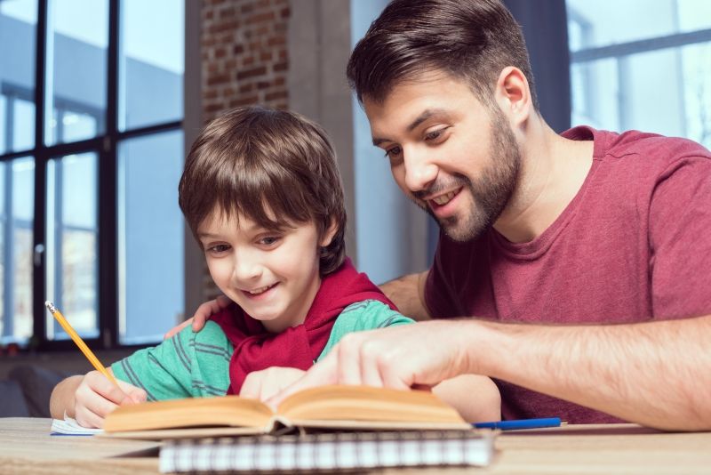 Почему родители учат уроки с детьми? И правильно ли это?