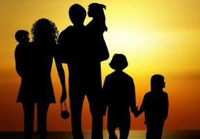 Многодетные родители будут получать бесплатную медицинскую страховку