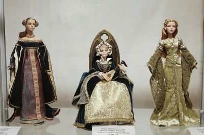 Выставка «История моды в куклах»