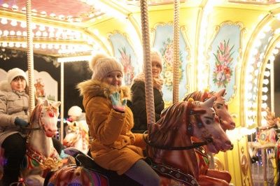 На Казанской набережной появилась бесплатная детская карусель