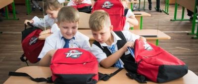 В Госдуме призвали проанализировать практику выдачи подарочных наборов для первоклассников по всей России