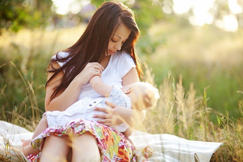 Невесомый «лайфхак» для мам и грудничка: платок для кормления